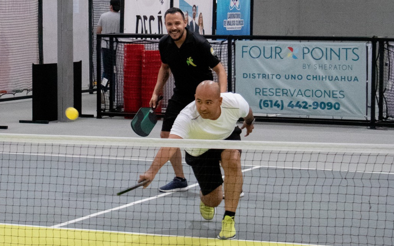 Diversión activa: Posada con juego de pickleball para todos.